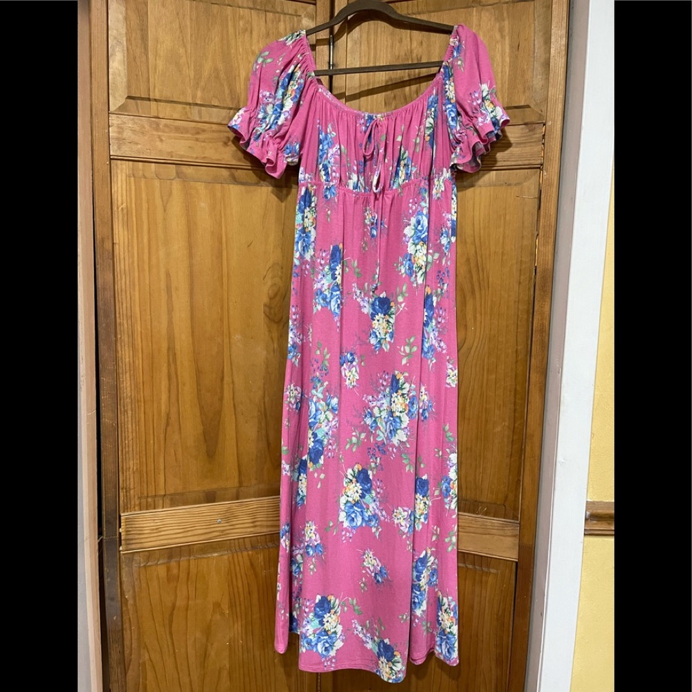 Emerald link floral maxi dress.  Never worn but has been washed.